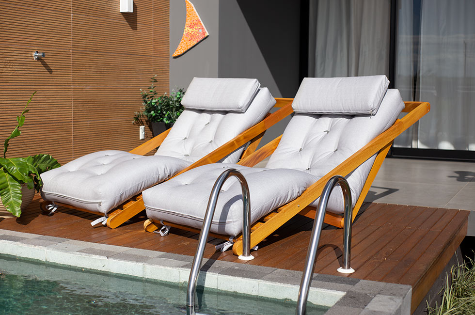 Poltrona New York Reclinável Kit 2 Unidades Tecido Impermeável Acquablock em Madeira Nobre