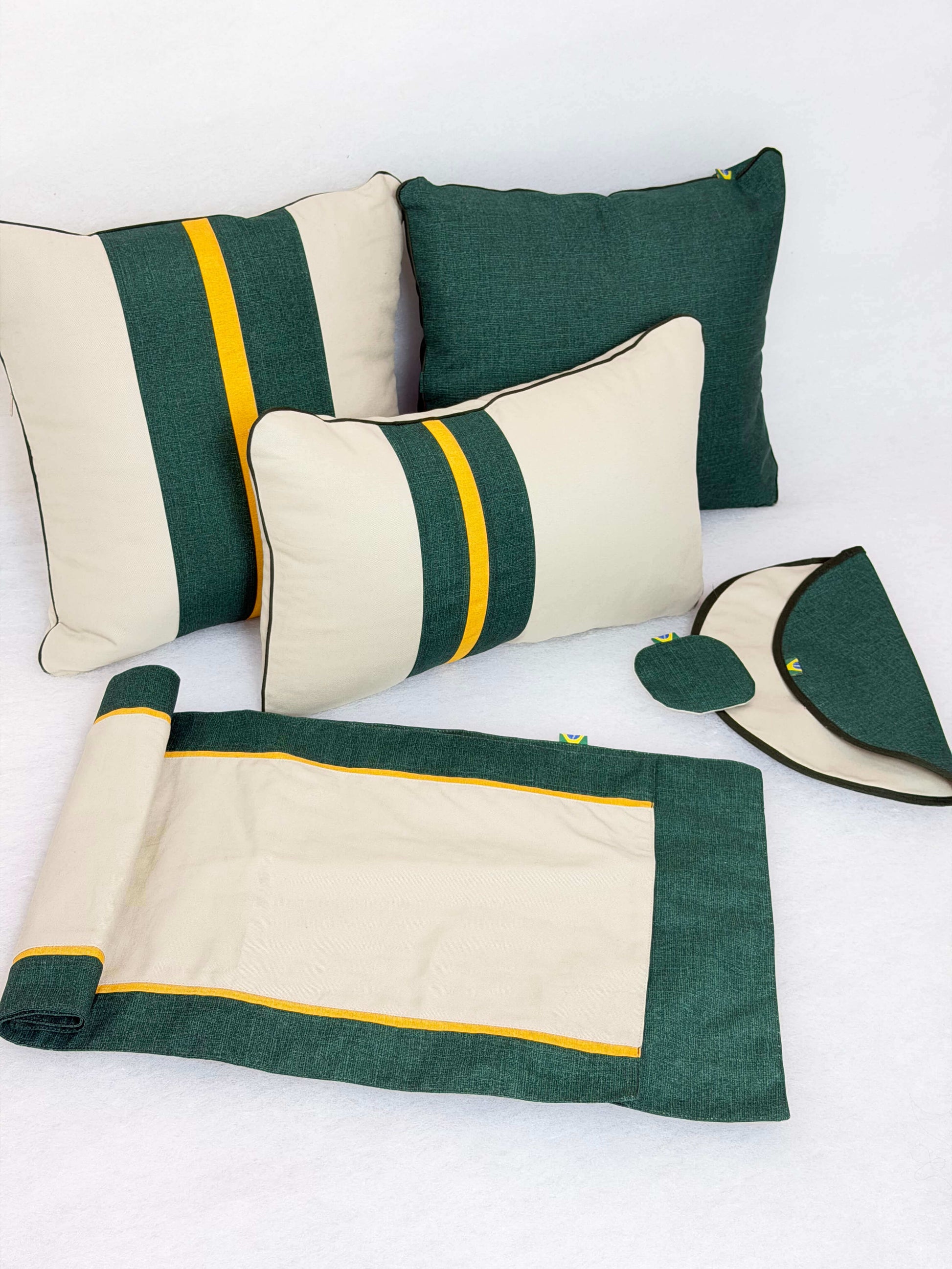 Kit Mesa Posta Completo com 3 Almofadas Decorativas, 6 Sousplats, 1 Trilho de Mesa e 6 Porta Copos – Decoração Elegante para Sala e Sofá
