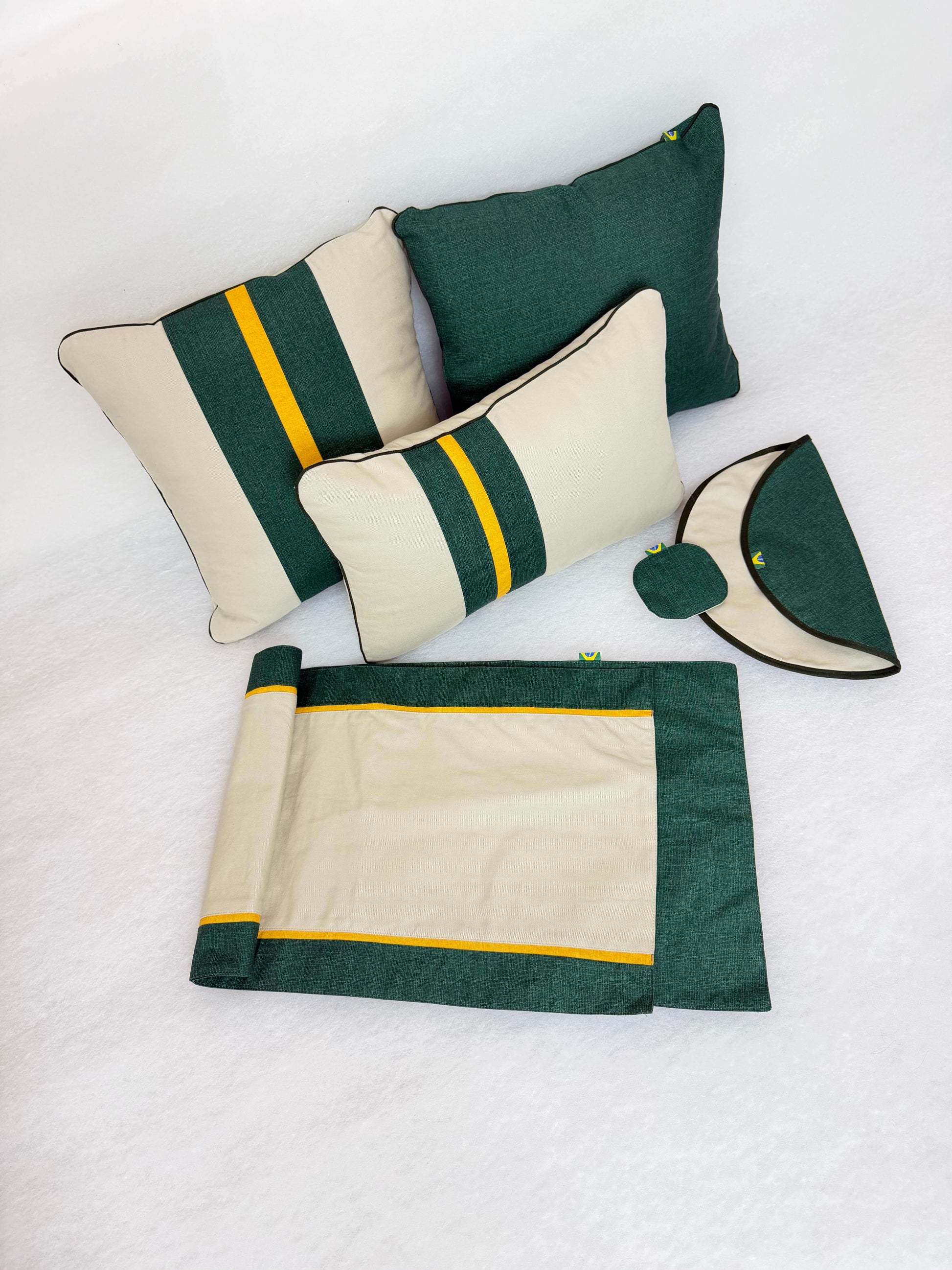 Kit Mesa Posta Completo com 3 Almofadas Decorativas, 6 Sousplats, 1 Trilho de Mesa e 6 Porta Copos – Decoração Elegante para Sala e Sofá
