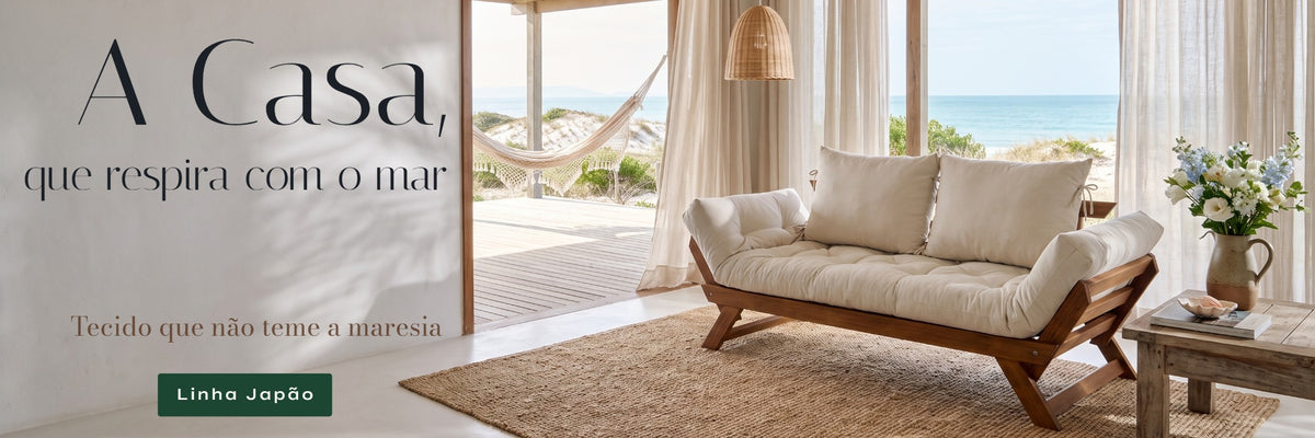 Kit Sofa Japão Decor III Branco Off Acquablock com o texto "A casa que respira com o mar · Madeira maciça e tecido que não teme a maresia · Conheça a coleção"